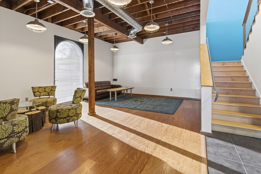 More Photos Of 4540 SW Kelly Ave, Portland Office For Sale