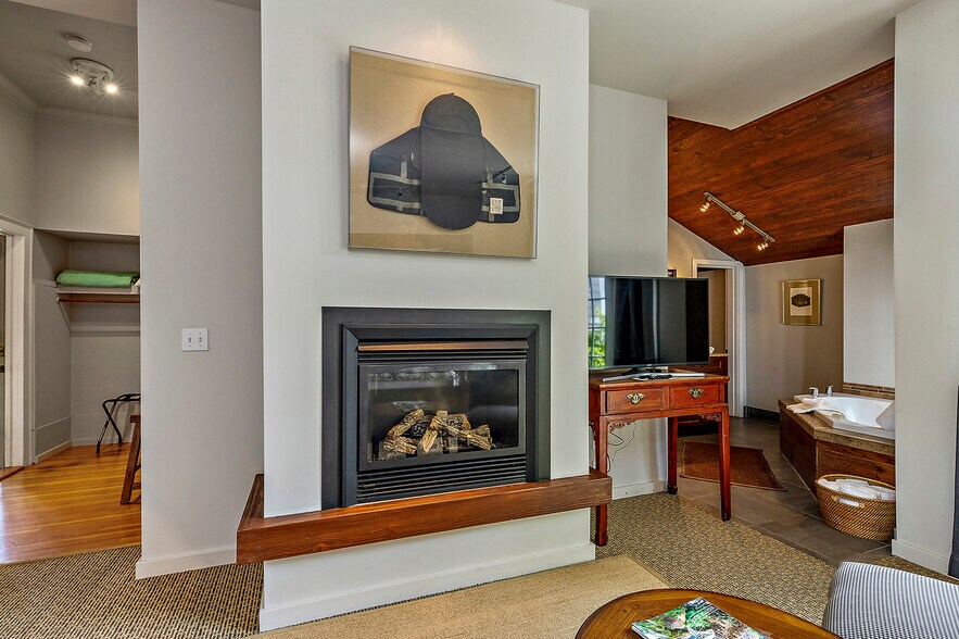 More Photos Of 240 E California St, Jacksonville Hotel For Sale