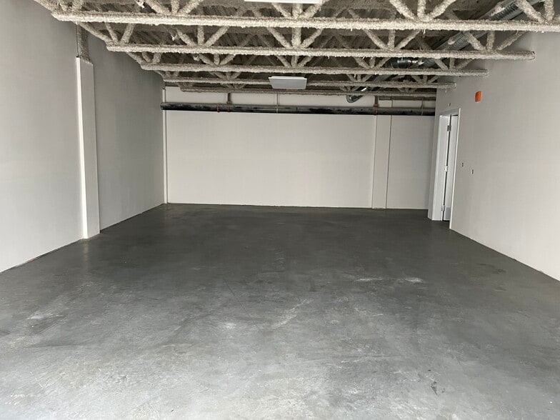 More Photos Of 4899 Vanguard Rd, Richmond Warehouse For Lease