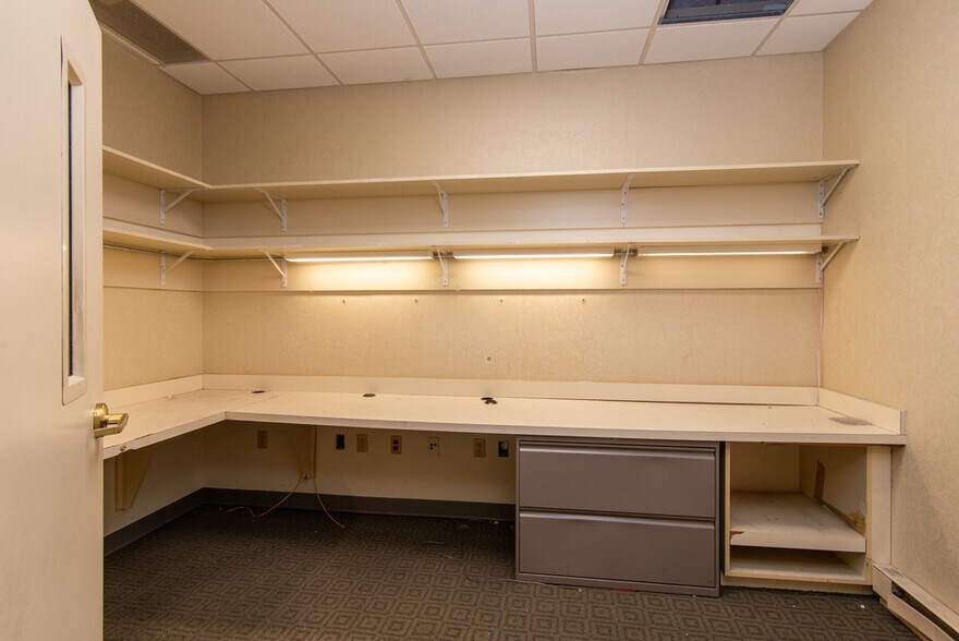 More Photos Of 451 W 14 Mile Rd, Madison Heights Freestanding For Sale