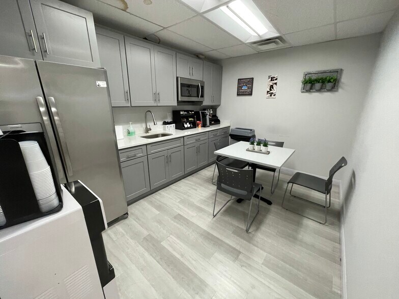 More Photos Of 185 Great Neck Rd, Great Neck Office For Lease