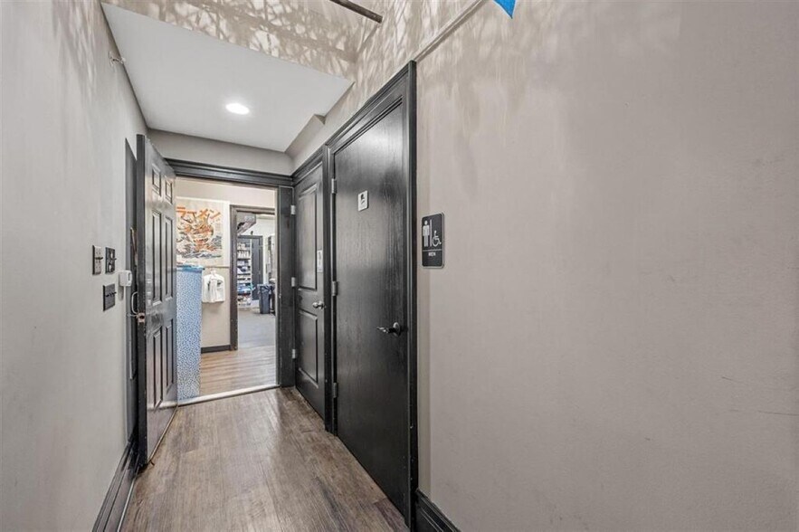 More Photos Of 1010 Martin St, Iowa City Office For Sale