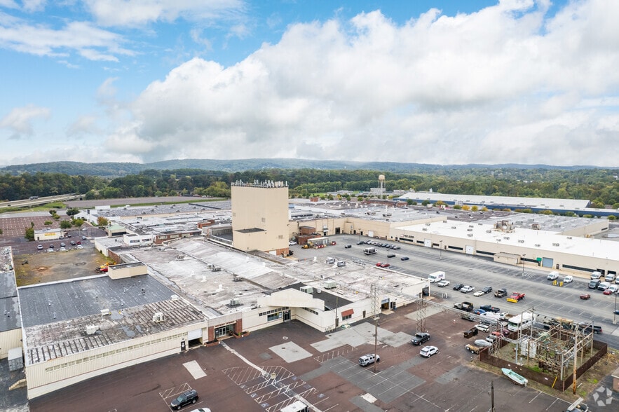 More Photos Of 122 Mill Rd, Oaks Warehouse For Lease