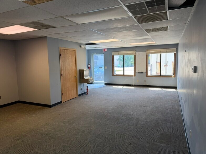 More Photos Of 1624 Commerce Pky, Bloomington Industrial For Lease