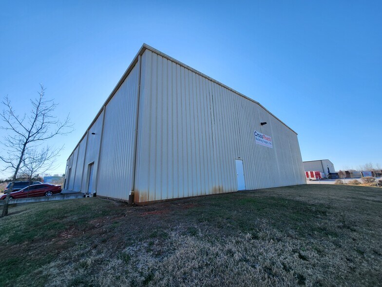 More Photos Of 182 Ambassador Dr, Bowling Green Warehouse For Lease
