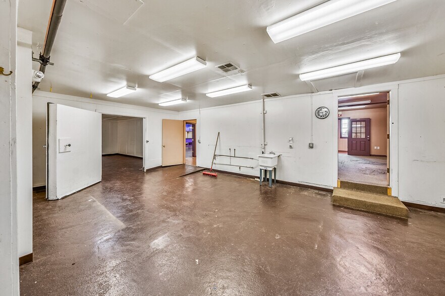 More Photos Of 211 Front St, Central Point General Retail For Sale