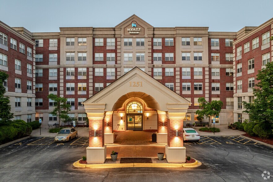 More Photos Of 1251 E American Ln, Schaumburg Hotel For Sale