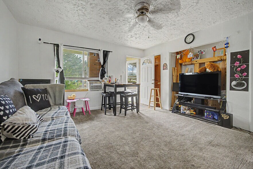 More Photos Of 630 W 6th St, Craig Apartments For Sale