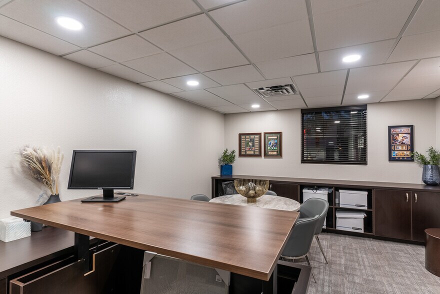 More Photos Of 810 S Casino Center Blvd, Las Vegas Office For Lease