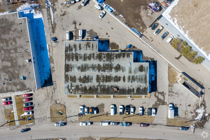 More Photos Of 3201-3209 9th St SE, Calgary Showroom For Sale