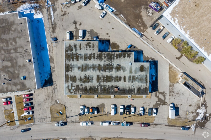 More Photos Of 3201-3209 9th St SE, Calgary Showroom For Lease