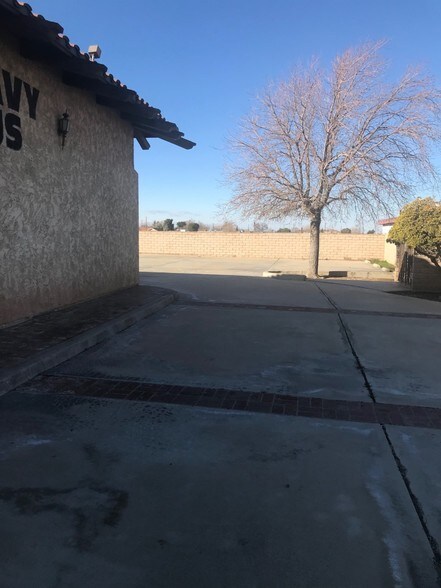 More Photos Of 1249 Palmdale Blvd, Palmdale Freestanding For Lease