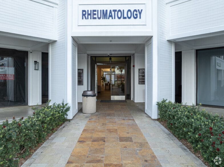 More Photos Of 23206 Lyons Ave, Santa Clarita Medical For Lease