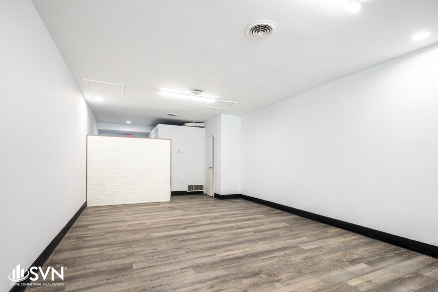 More Photos Of 1031-1039 N Limestone, Lexington Storefront Retail Office For Lease