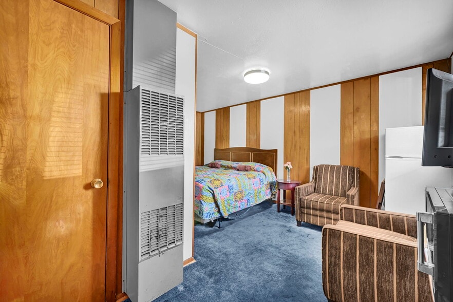 More Photos Of 44077 Oberlin Elyria Rd, Oberlin Hotel For Sale