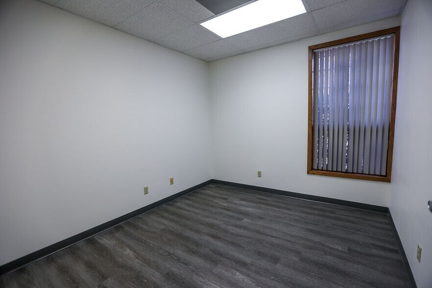 More Photos Of 1615 S Ingram Mill Rd, Springfield Office For Lease
