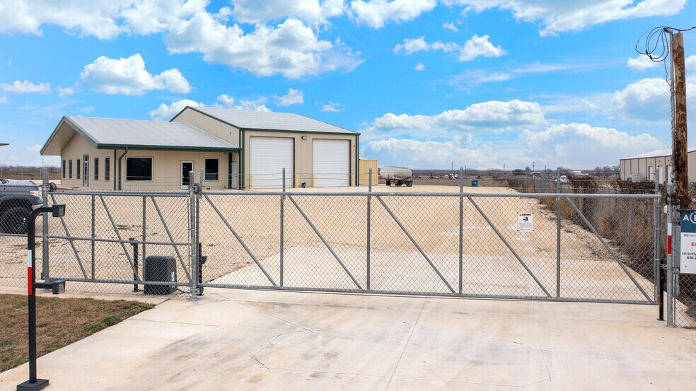 More Photos Of 200 N Yule Ave, Charlotte Office For Sale