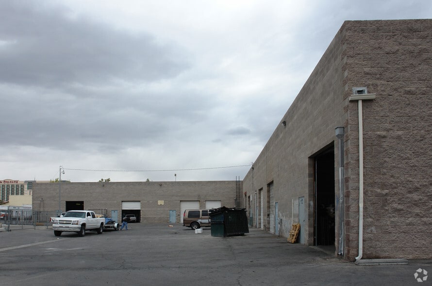 More Photos Of 4275 W Bell Dr, Las Vegas Light Manufacturing For Lease