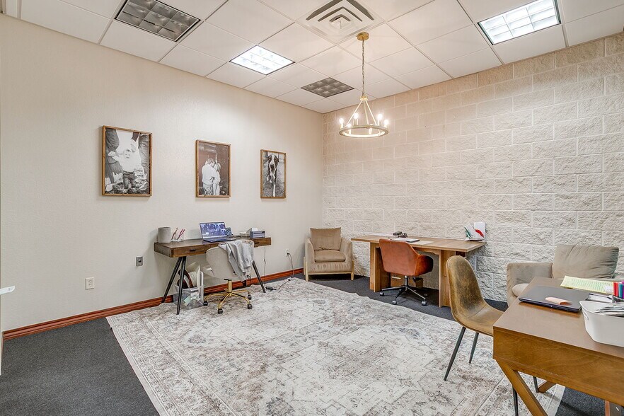 More Photos Of 914 N Sylvania Ave, Fort Worth Medical For Lease