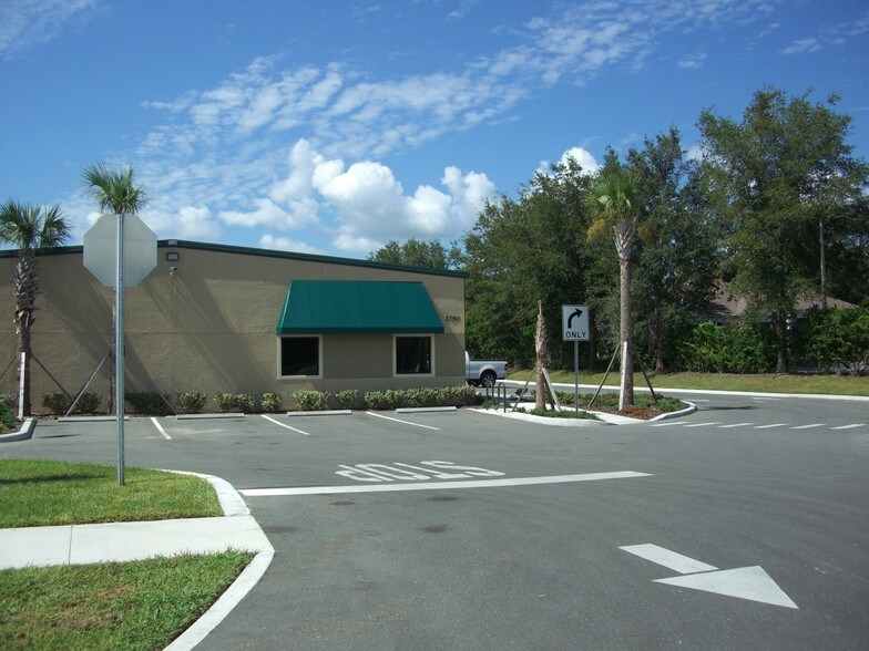 More Photos Of 2750 Dillard Rd, Eustis Showroom For Lease