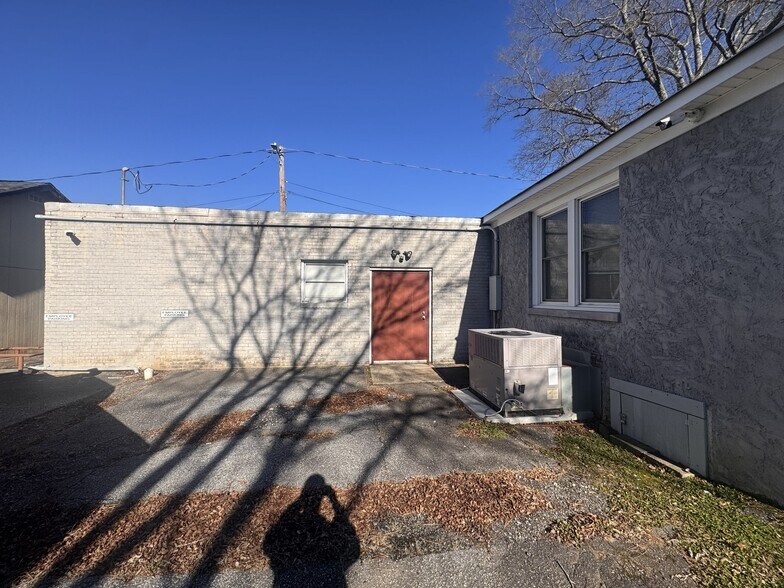 More Photos Of 1421 N Limestone St, Gaffney Office For Sale