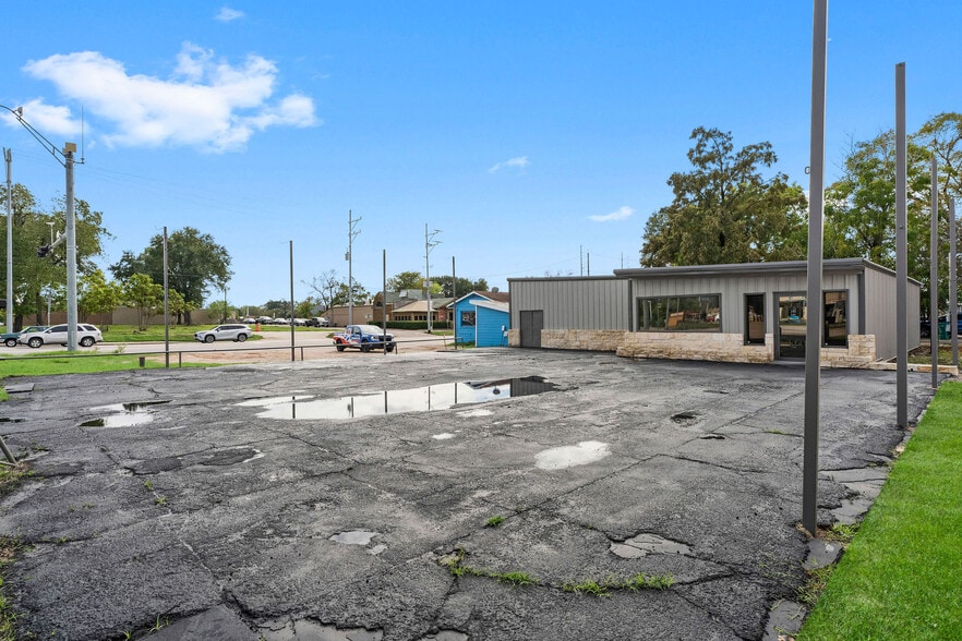 More Photos Of 107 N Danville St, Willis Showroom For Lease