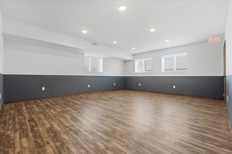 More Photos Of 1010 10th St, Vienna Flex For Sale