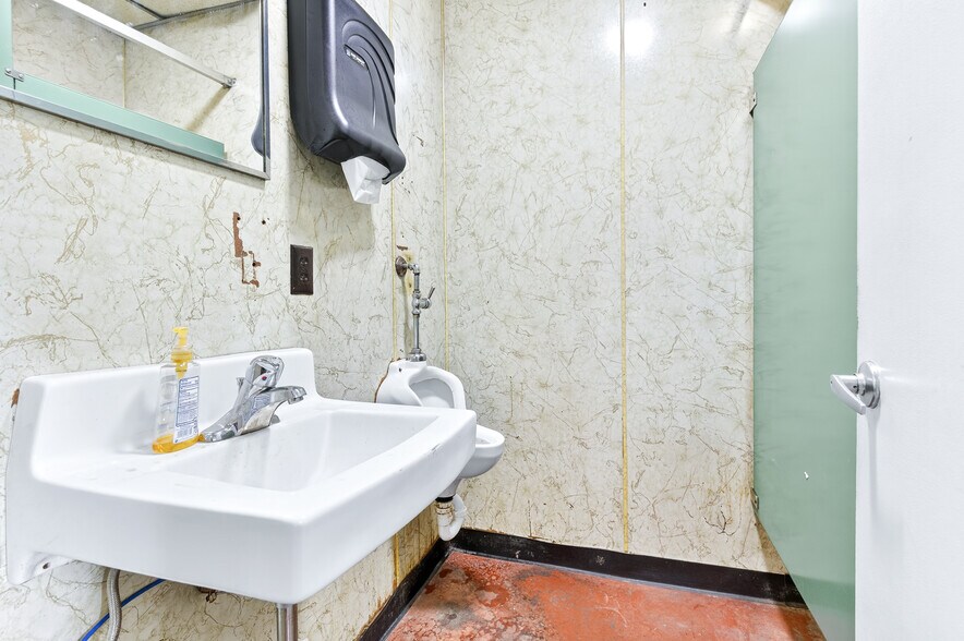 More Photos Of 2350 Dairy Rd, Lancaster Auto Dealership For Lease