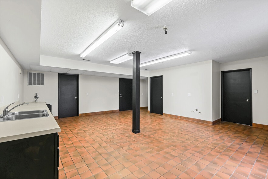 More Photos Of 11 Brierton Ln, Crystal City Office For Sale