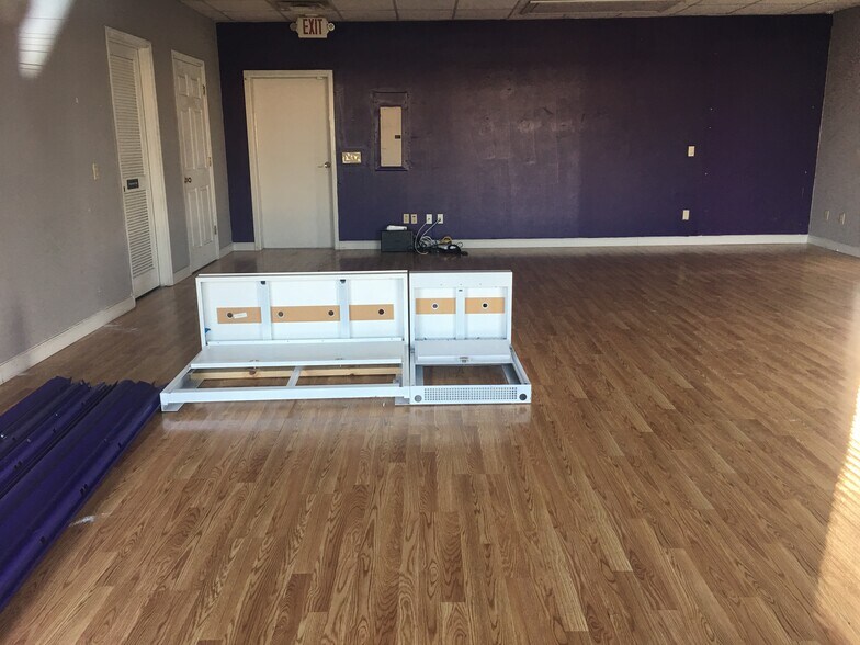 More Photos Of 240-246 S Lowry St, Smyrna Storefront Retail Office For Lease