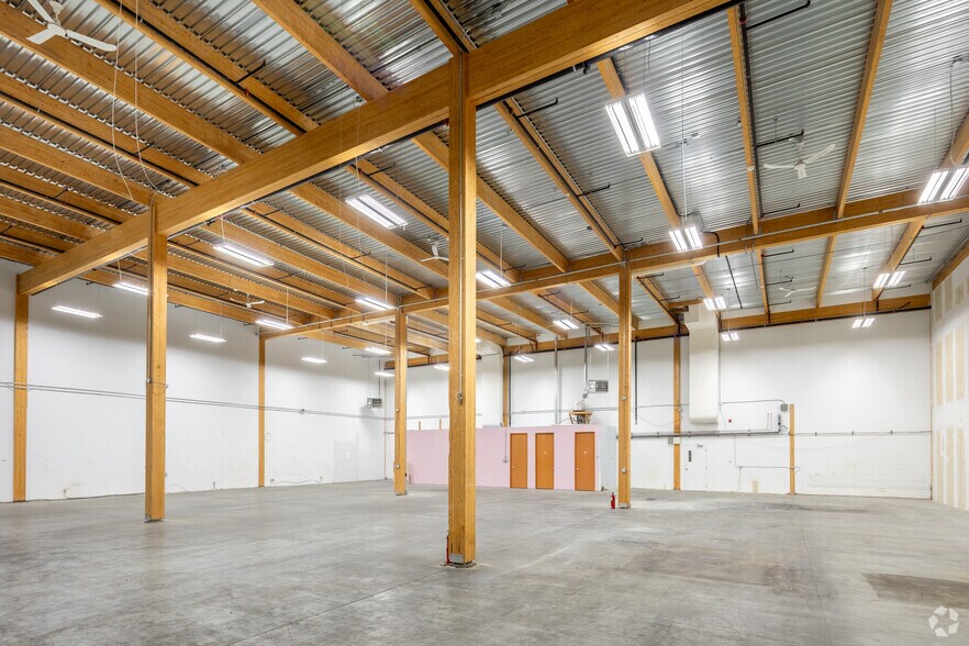 More Photos Of 1400-1460 Boul De L'innovation, Bromont Industrial For Lease