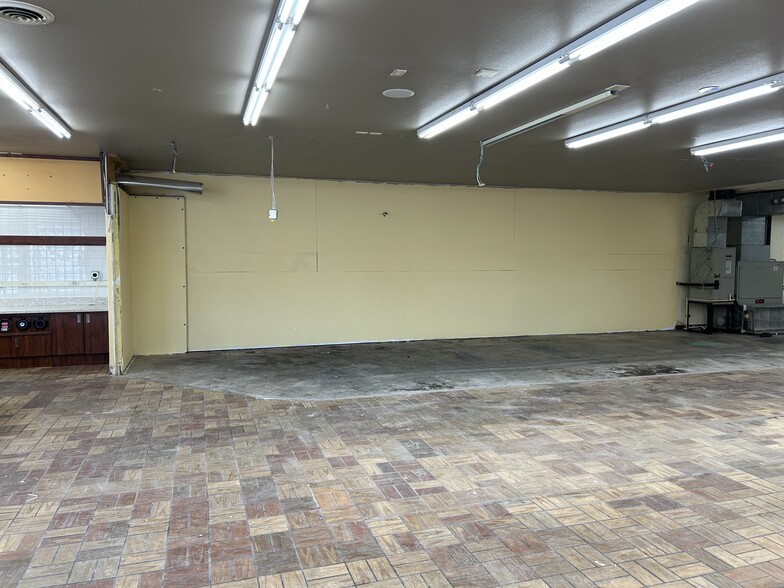 More Photos Of 1636 W 4th St, Waterloo Convenience Store For Sale