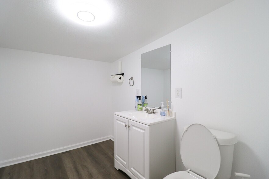 More Photos Of 305 Victor St, Austin Warehouse For Sale