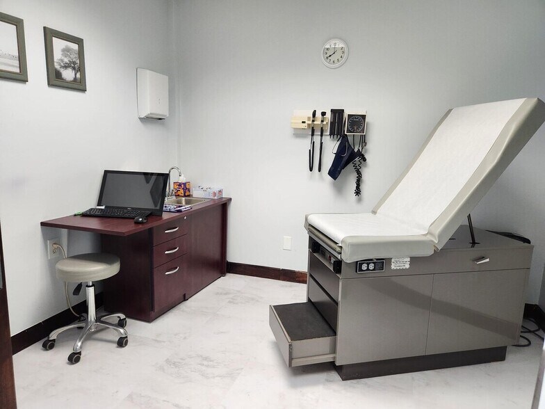 More Photos Of 225 Gordons Corner Rd, Manalapan Township Medical For Lease