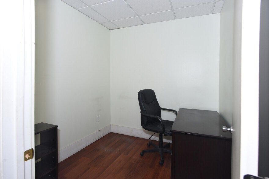 More Photos Of 7120-7122 Topanga Canyon Blvd, Canoga Park Office For Sale