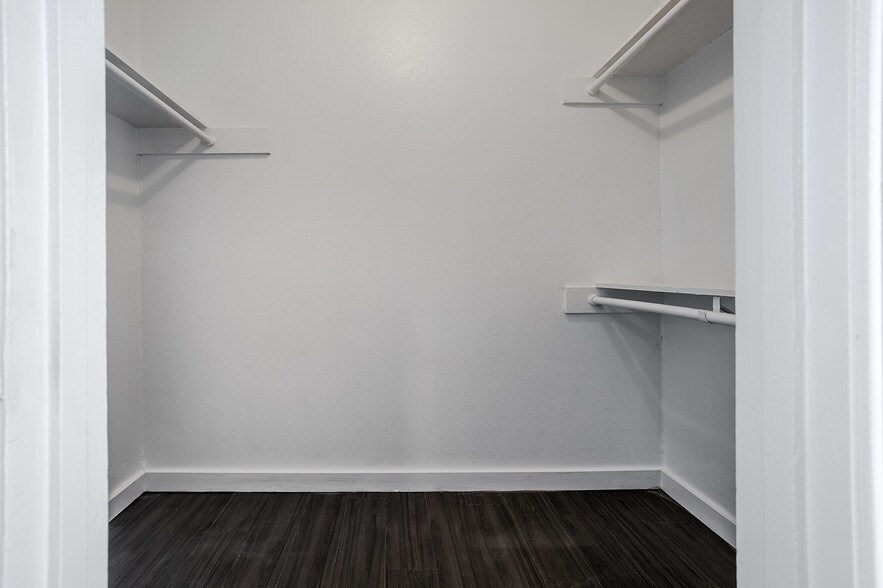 More Photos Of 2323 Town Lake Cir, Austin Apartments For Sale