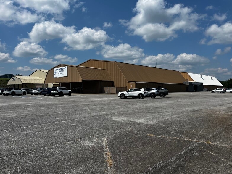 More Photos Of 2010 Clement Blvd NW, Hickory Sports And Entertainment For Sale