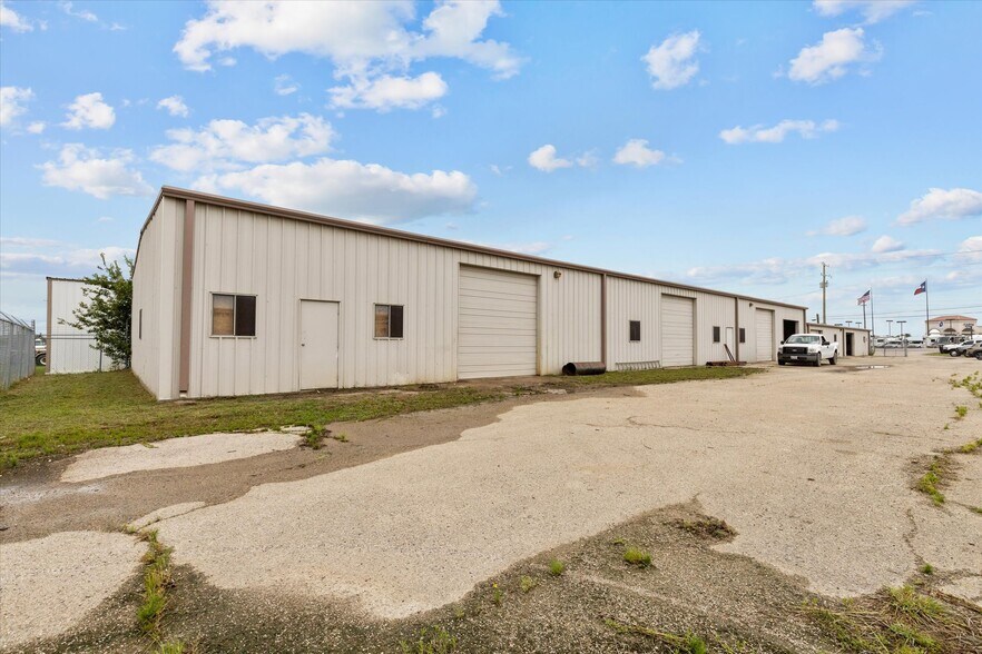 More Photos Of 2305 N Main St, Cleburne Flex For Sale