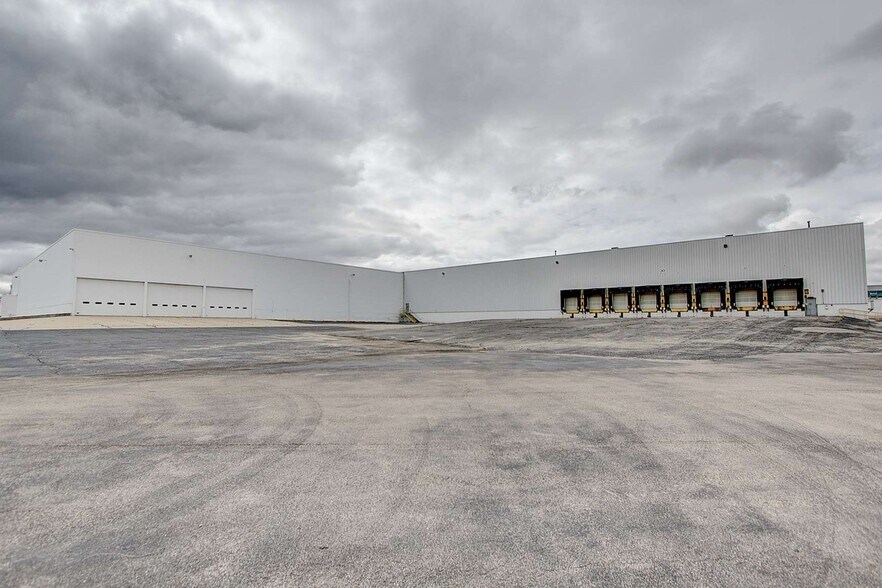 More Photos Of 4000 Auburn St, Rockford Distribution For Lease