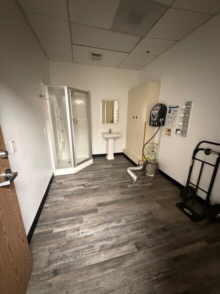 More Photos Of 13927 Saticoy St, Panorama City Movie Radio TVStudio For Lease