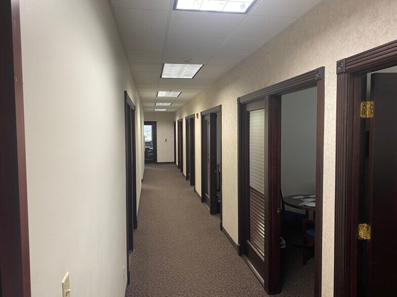 More Photos Of 7140 Office Cir, Evansville Office For Lease