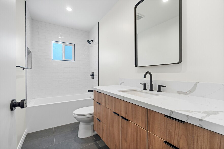 More Photos Of 705 6th Ave, Venice Apartments For Sale