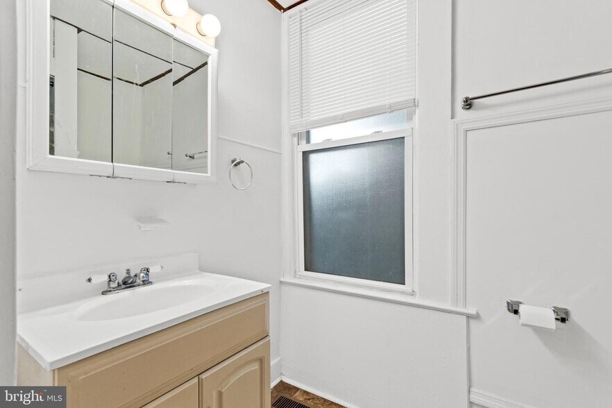 More Photos Of 235 Monmouth St, Gloucester City Apartments For Sale
