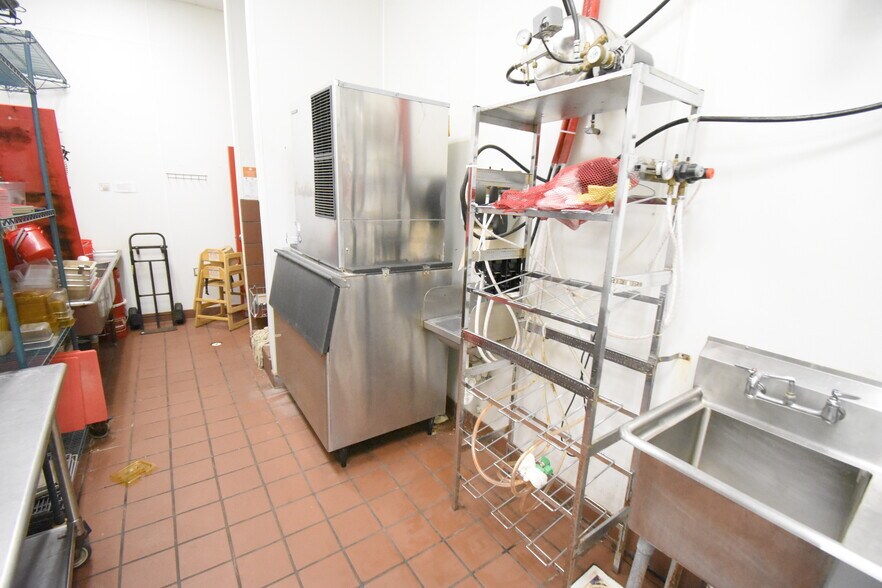 More Photos Of 253 N Bypass 35, Alvin Storefront For Lease