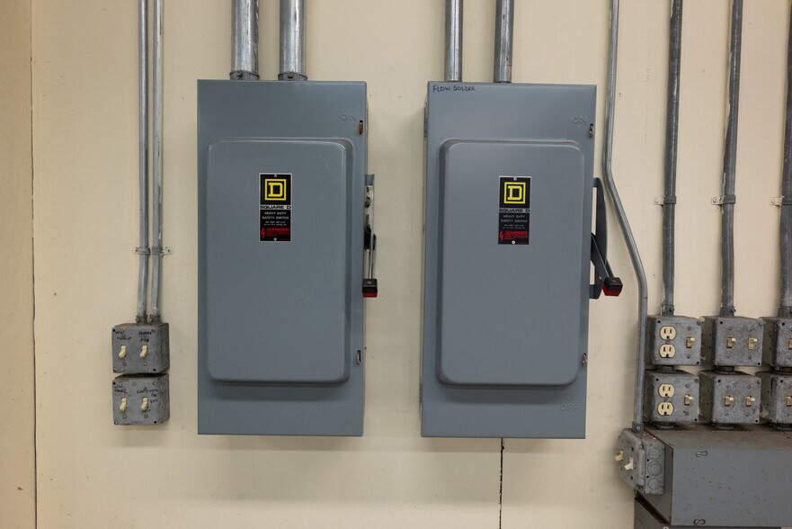 More Photos Of 970 NE 21st Ct, Oak Harbor Manufacturing For Lease