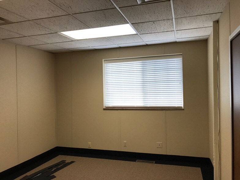 More Photos Of 2820 W Maple Rd, Troy Office For Sale