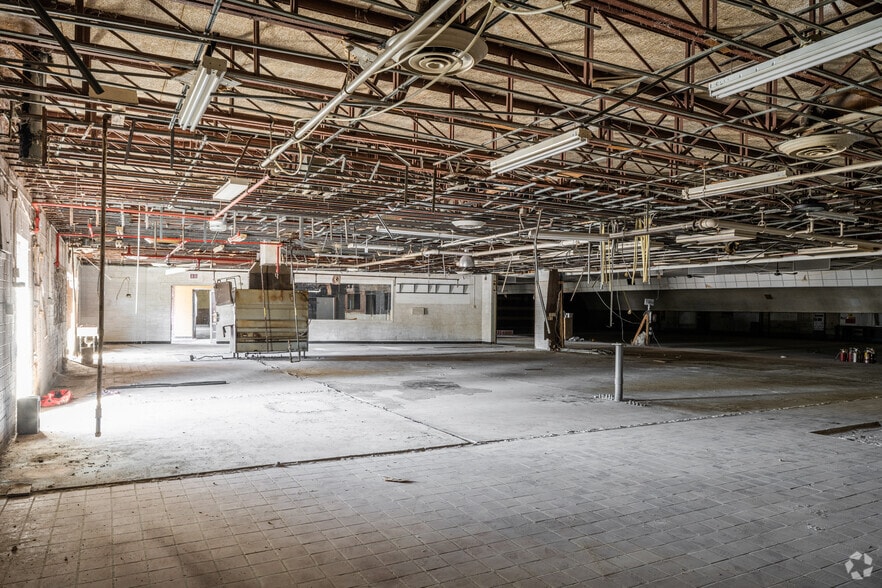 More Photos Of 3220 Stanton St, Springfield Storefront For Sale