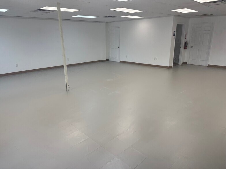 More Photos Of 11475 49th St N, Clearwater Warehouse For Lease