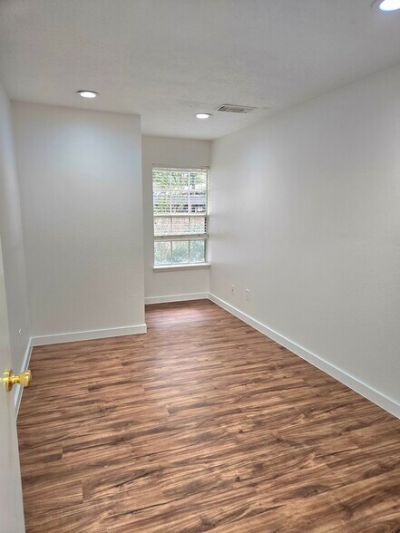 More Photos Of 1324 Avenue D, Katy Medical For Sale