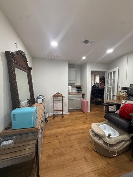 More Photos Of 925 W Mitchell St, Arlington Medical For Lease